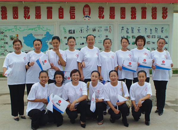 乾鼎人与消防队官兵联谊会演出成功后合影